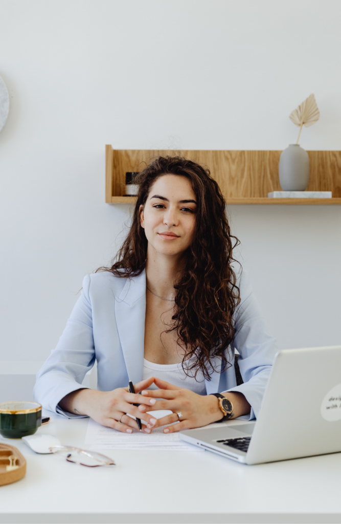 Empresaria sonriendo